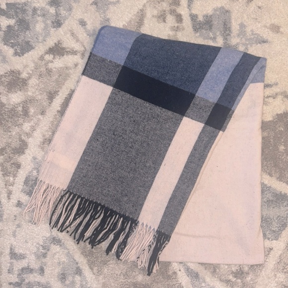 NWOT Roots blanket scarf - Picture 2 of 3